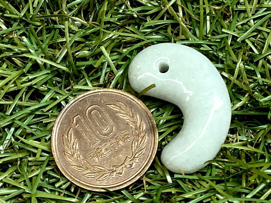 ✳浮かぶ氷紋様‼️　アイスジェイド　吉祥開運*糸魚川翡翠勾玉　お守りに　鑑別書付‼️