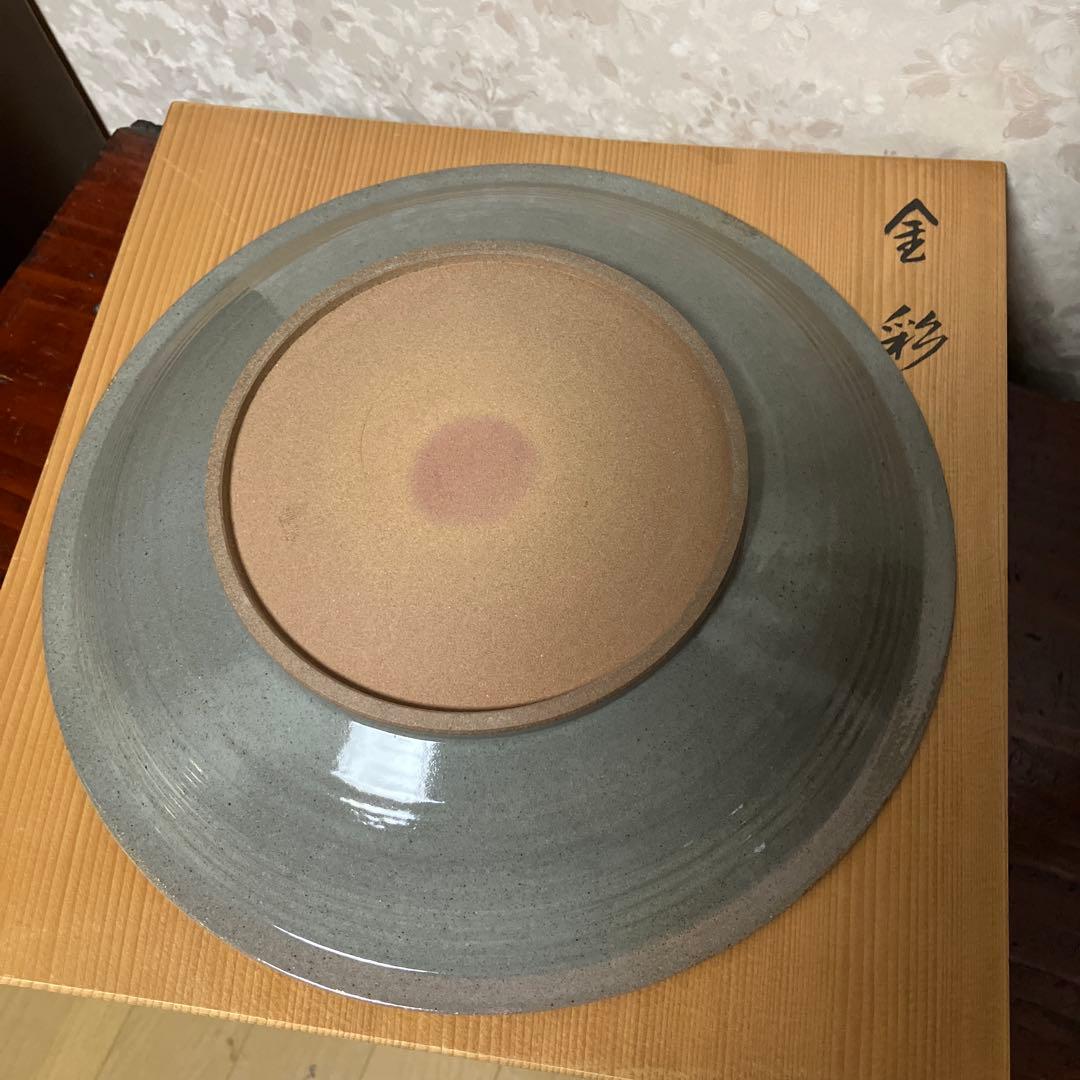 金彩皿「音羽山東哉造」（径３１㌢、高４．６㌢）