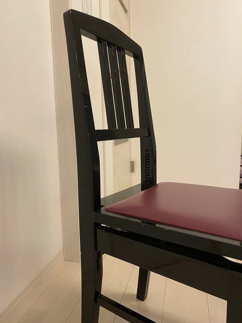 黒い椅子 ワインレッド座面付き　ピアノ椅子
