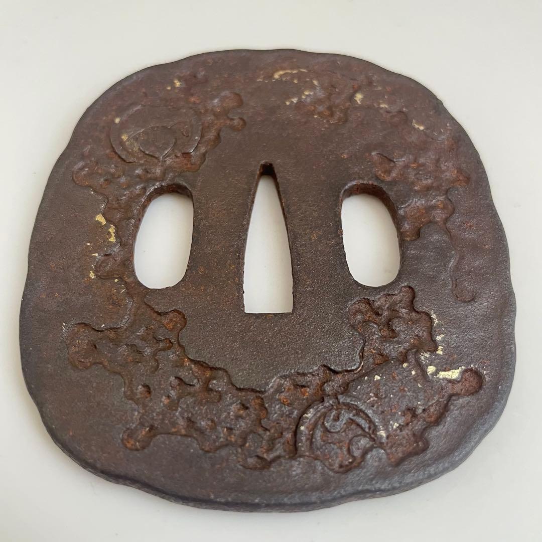 薄*明様 鐔　上作　江戸時代　鉄地金象嵌　瓦に古銭　家紋図