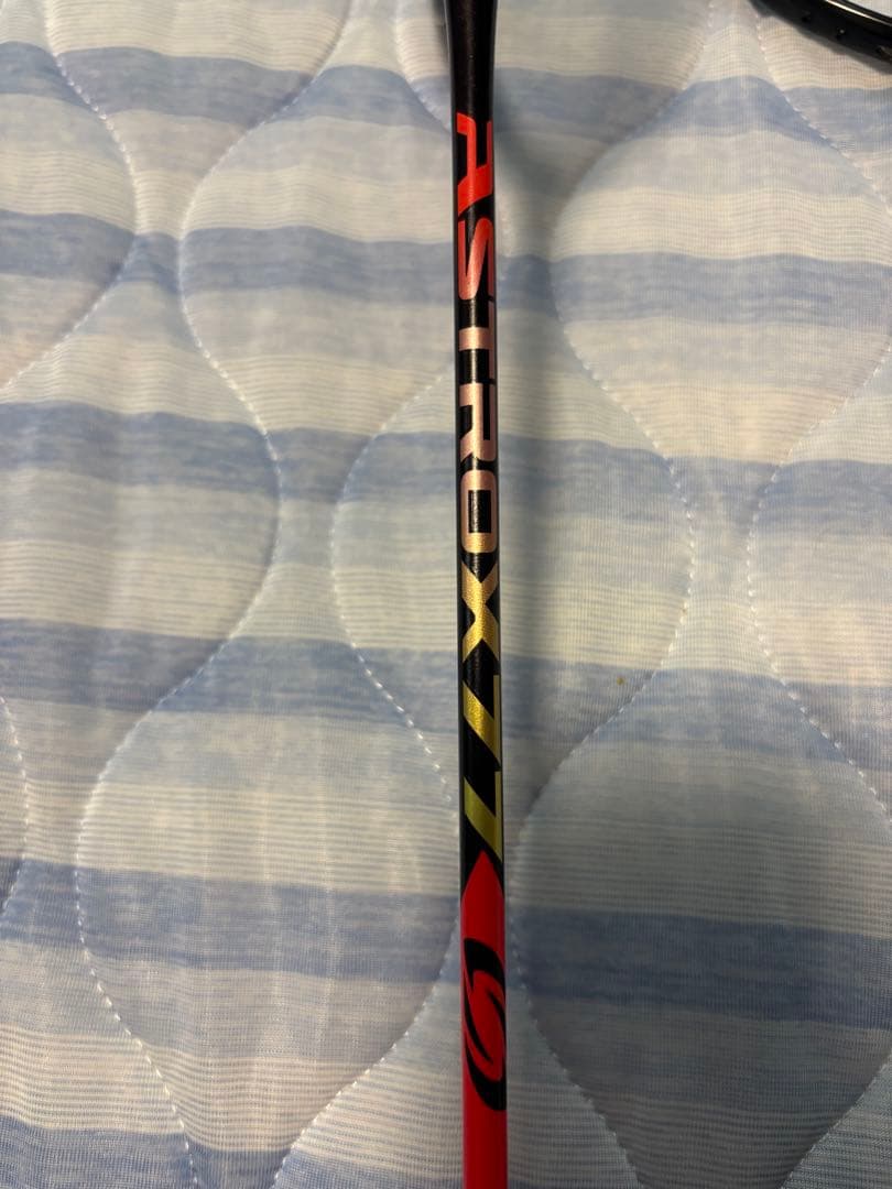 ASTROX 77 バドミントンラケット 赤/青