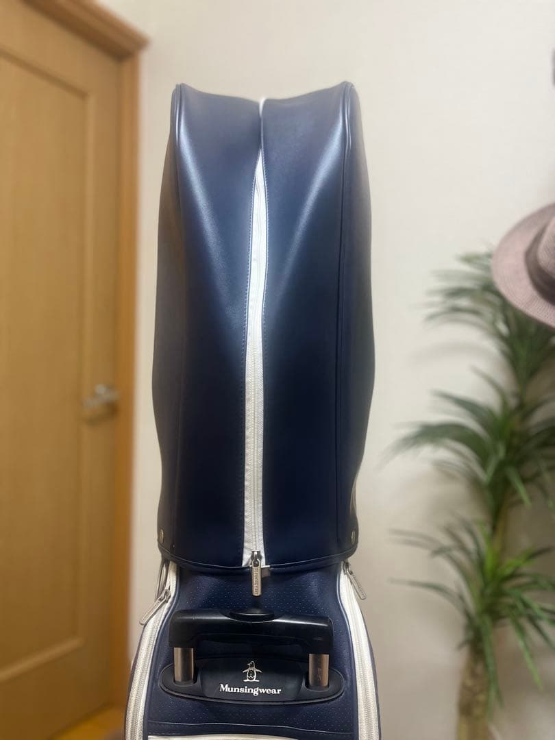 マンシングウェア　ゴルフキャディーバッグ　　紺色　キャスター付