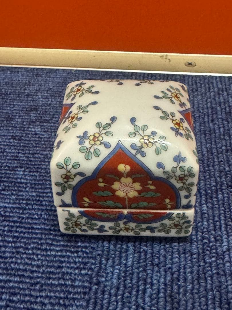 1660 有田焼 徳幸窯　角徳　『草花文角香炉と角香合 同柄揃』