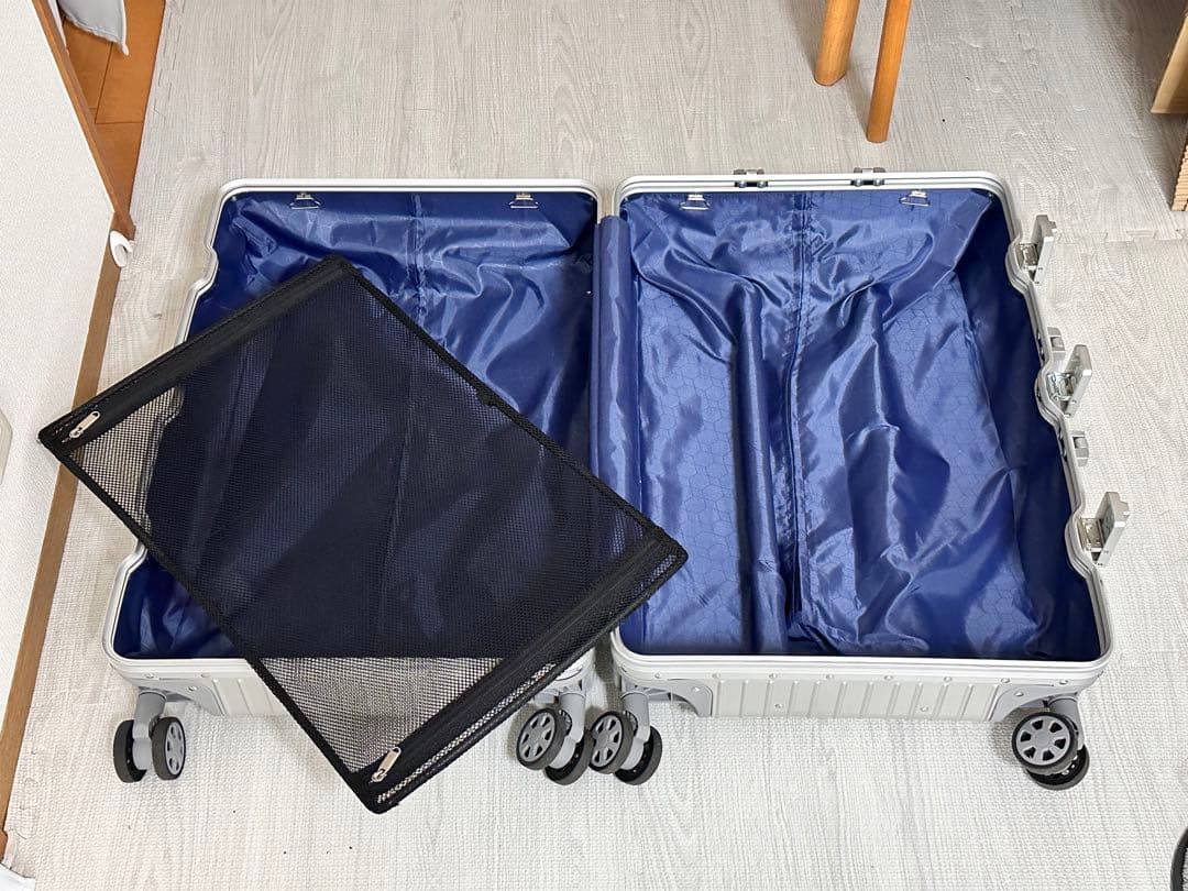 TSAロック付き　アルミニウム合金製　シルバー4輪キャリーケース。