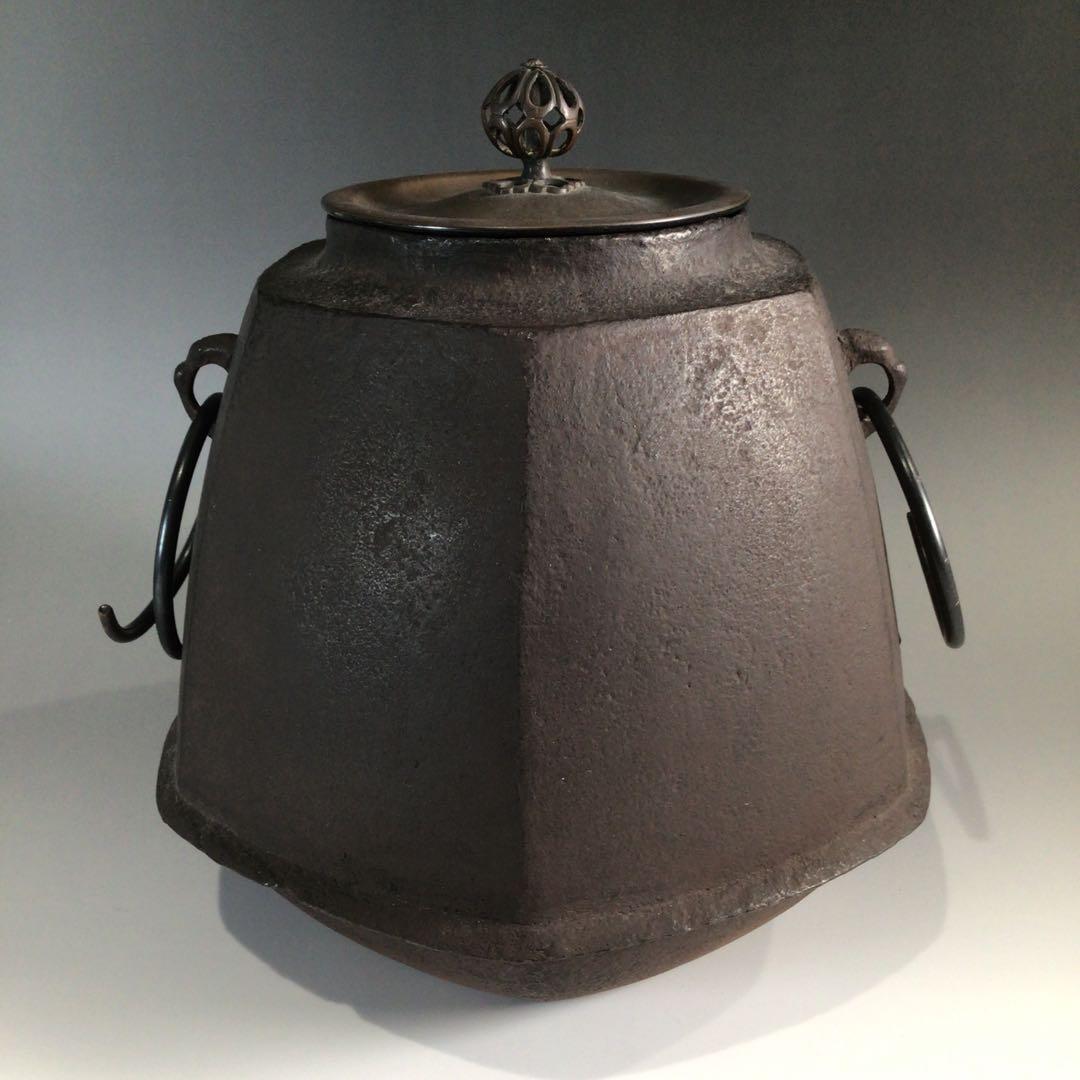 Ｐ４７６　茶釜　『釜師　畠春斎造』『竹紋』『六方翼形釜』　共箱　茶道具