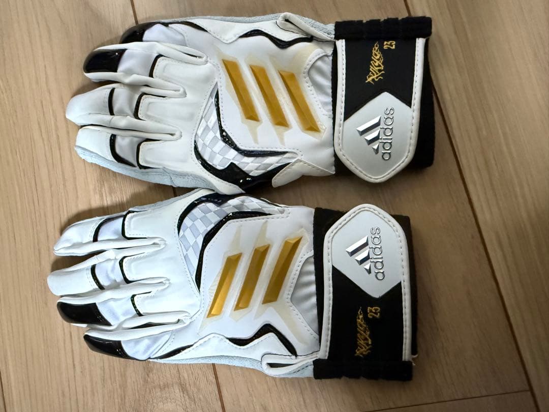 周東選手　バッティンググローブ