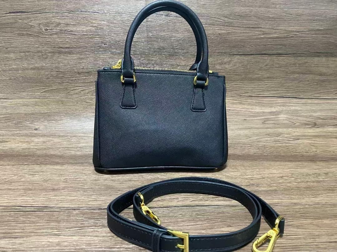 PRADA ブラックレザー ハンドバッグ