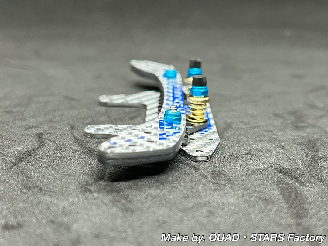 【ミニ四駆パーツ】2軸ATリジットバンパー　30周年／シルバー　3mm厚カーボン