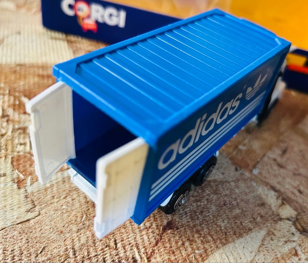 81' Corgi adidas Scania truckアディダスミニカーGB