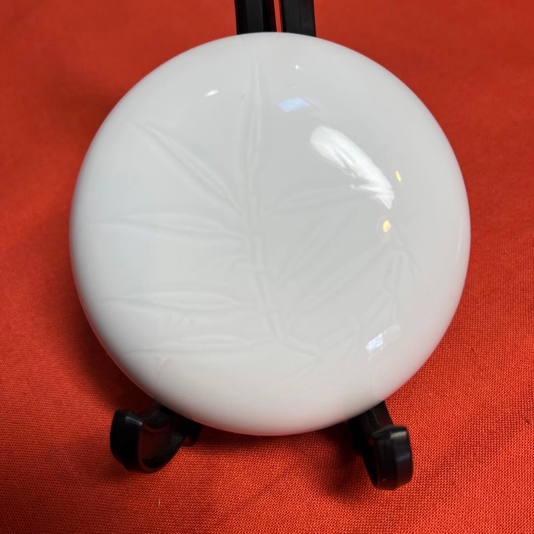 井上萬二作「白磁竹彫文香合」