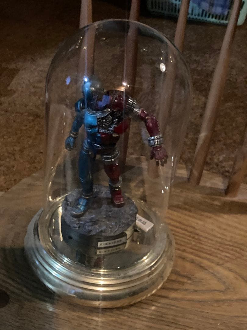 サイボーグフィギュア 青と赤 ガラスドーム付き