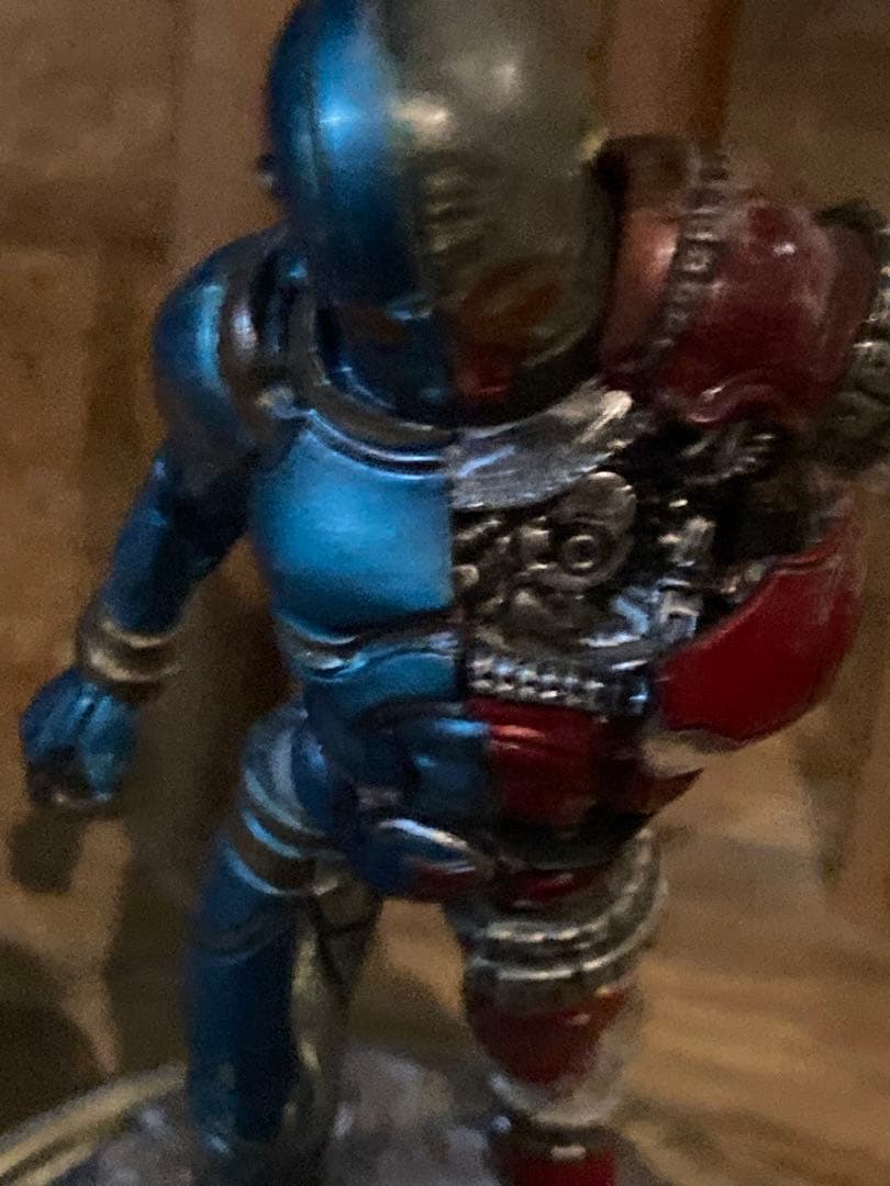 サイボーグフィギュア 青と赤 ガラスドーム付き