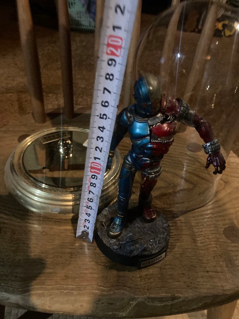 サイボーグフィギュア 青と赤 ガラスドーム付き