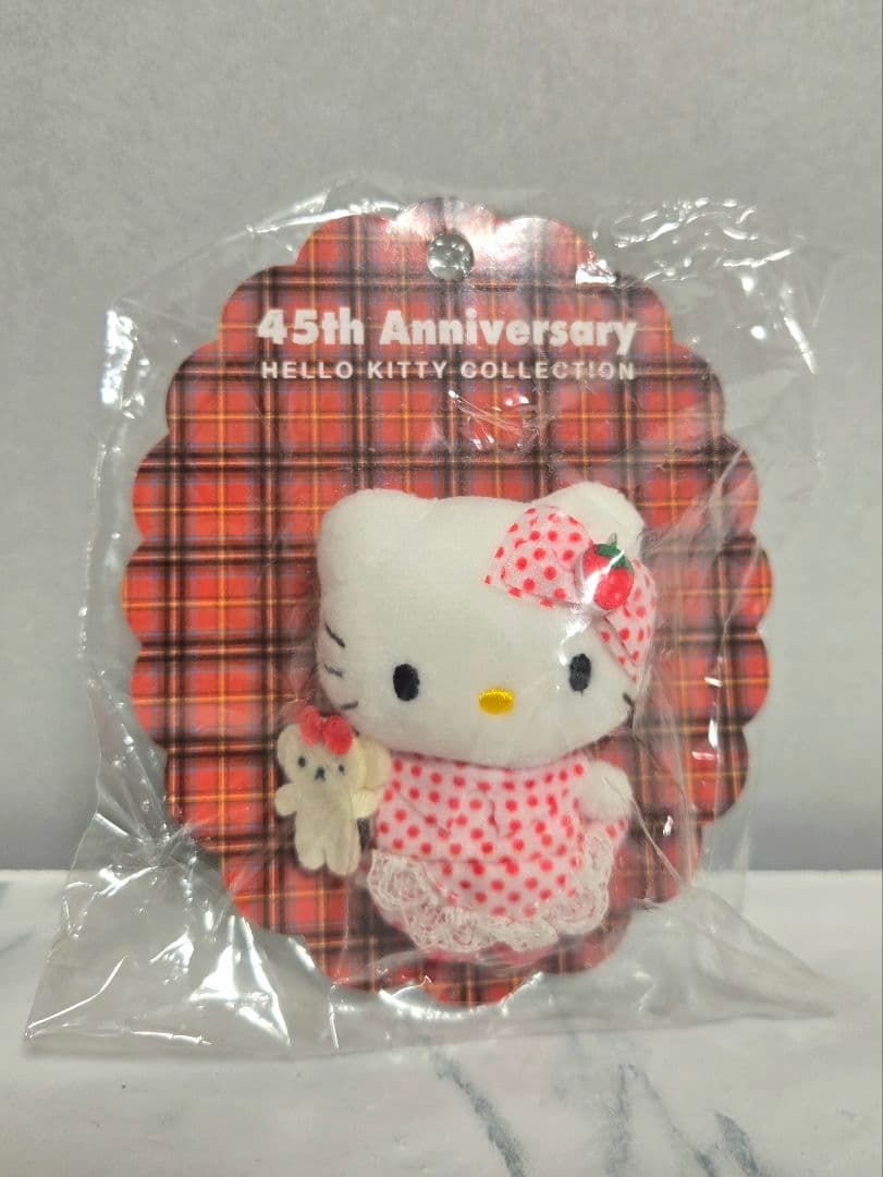 ✨激レア✨ハローキティ45周年 Anniversary限定ブローチ イチゴ