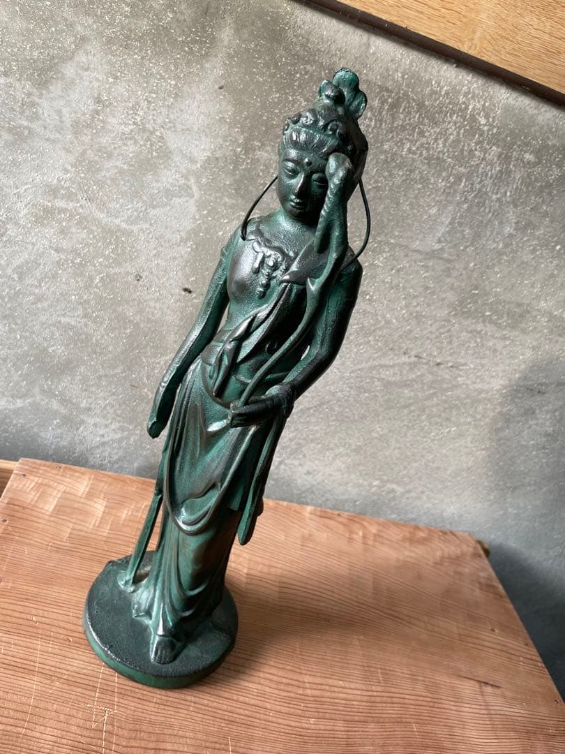 重たい像 金属製　【m313 仏像　観音様　観音菩薩 金属製　金属工芸　観音像】