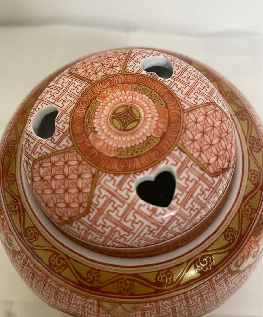 「九谷武山」　福島武山　赤絵細密画　人物・鳳凰・山水図三ツ足香炉 / 九谷焼