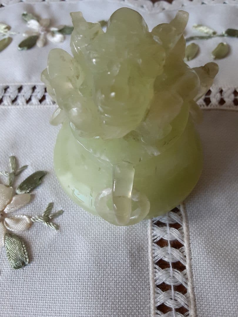 【中国】翡翠　❇透かし彫り香炉❇　龍　置物　アンティーク　工芸品　（台座付き）