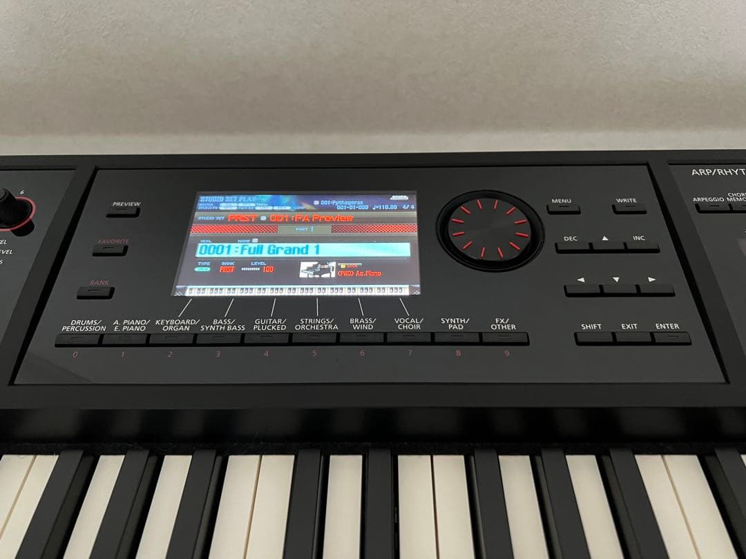 ROLAND FA-08　88鍵キーボードシンセサイザー