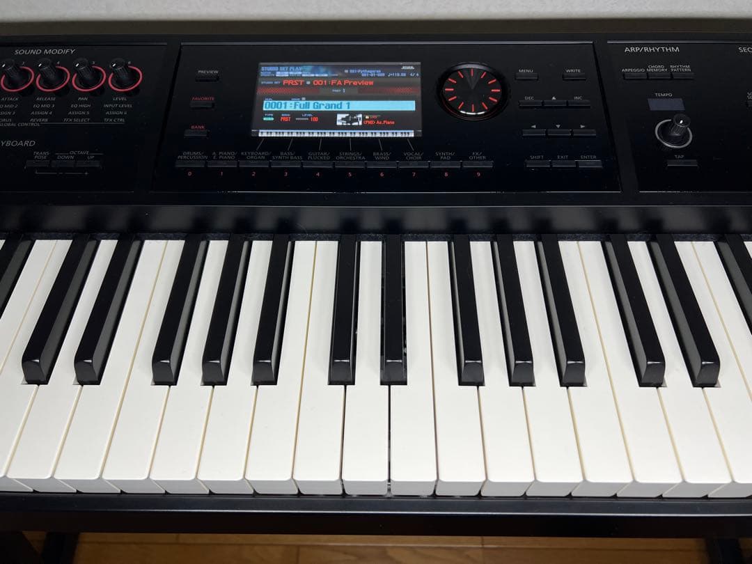 ROLAND FA-08　88鍵キーボードシンセサイザー