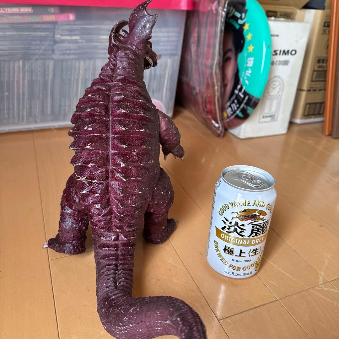 紫色の怪獣フィギュア 約30cm