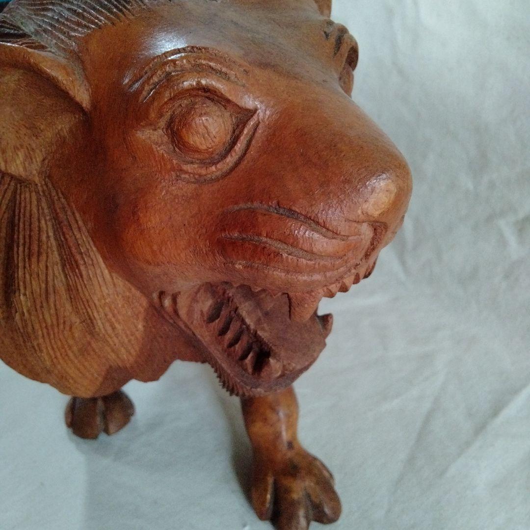 木彫ライオン　タイ　民族工芸　伝統工芸　丸太彫刻　王者　迫力　木彫り　ライオン