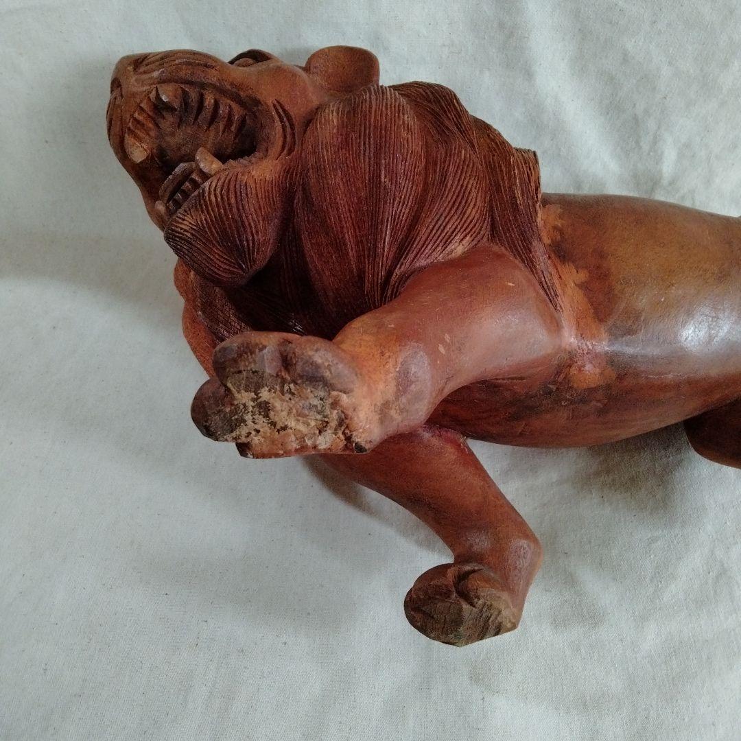 木彫ライオン　タイ　民族工芸　伝統工芸　丸太彫刻　王者　迫力　木彫り　ライオン