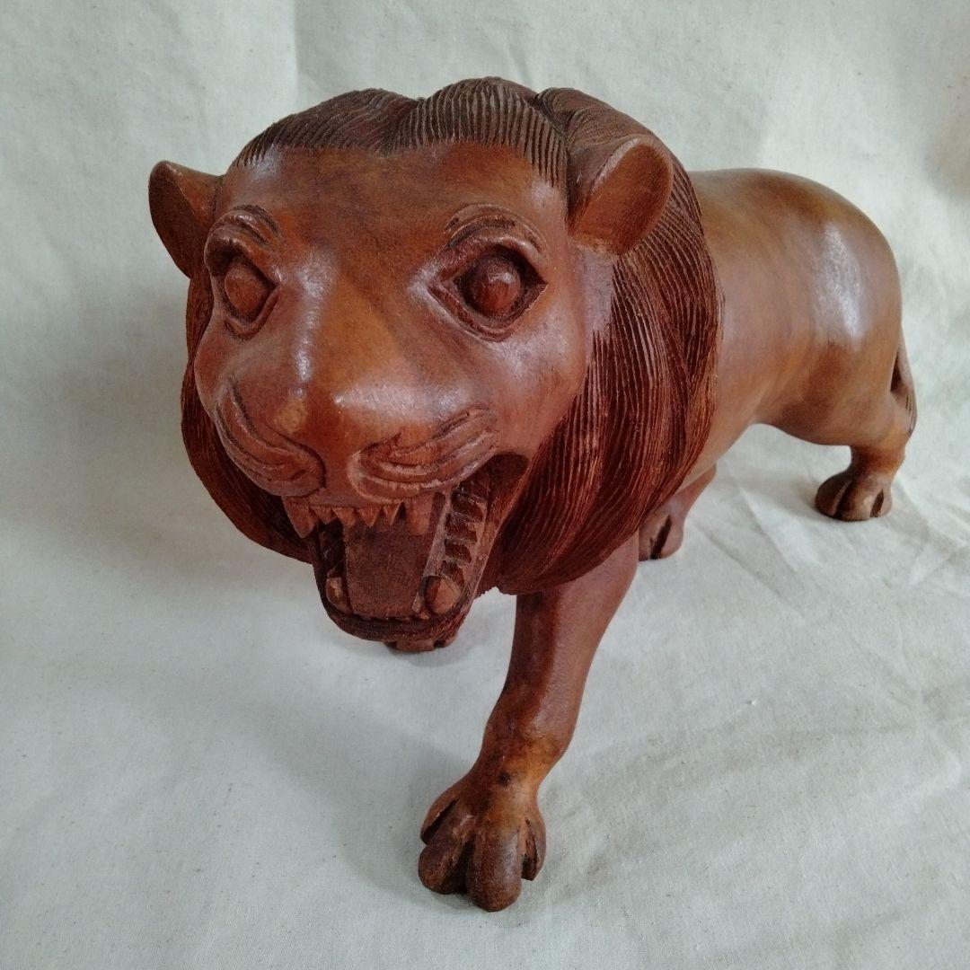 木彫ライオン　タイ　民族工芸　伝統工芸　丸太彫刻　王者　迫力　木彫り　ライオン