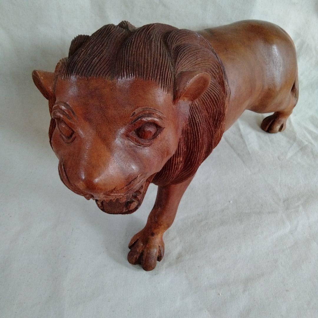 木彫ライオン　タイ　民族工芸　伝統工芸　丸太彫刻　王者　迫力　木彫り　ライオン