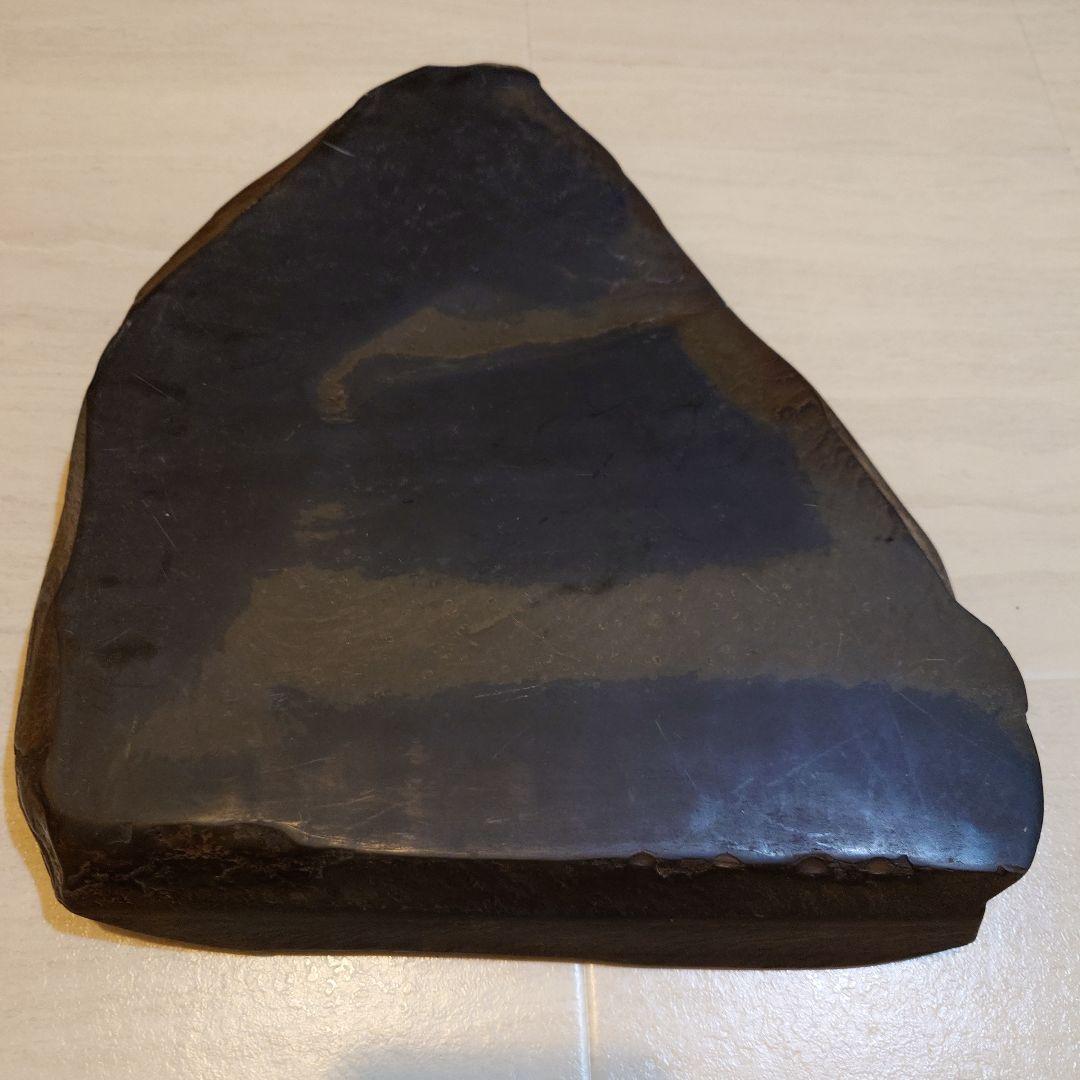 黒色三角形硯　端渓　松と鳥の彫刻