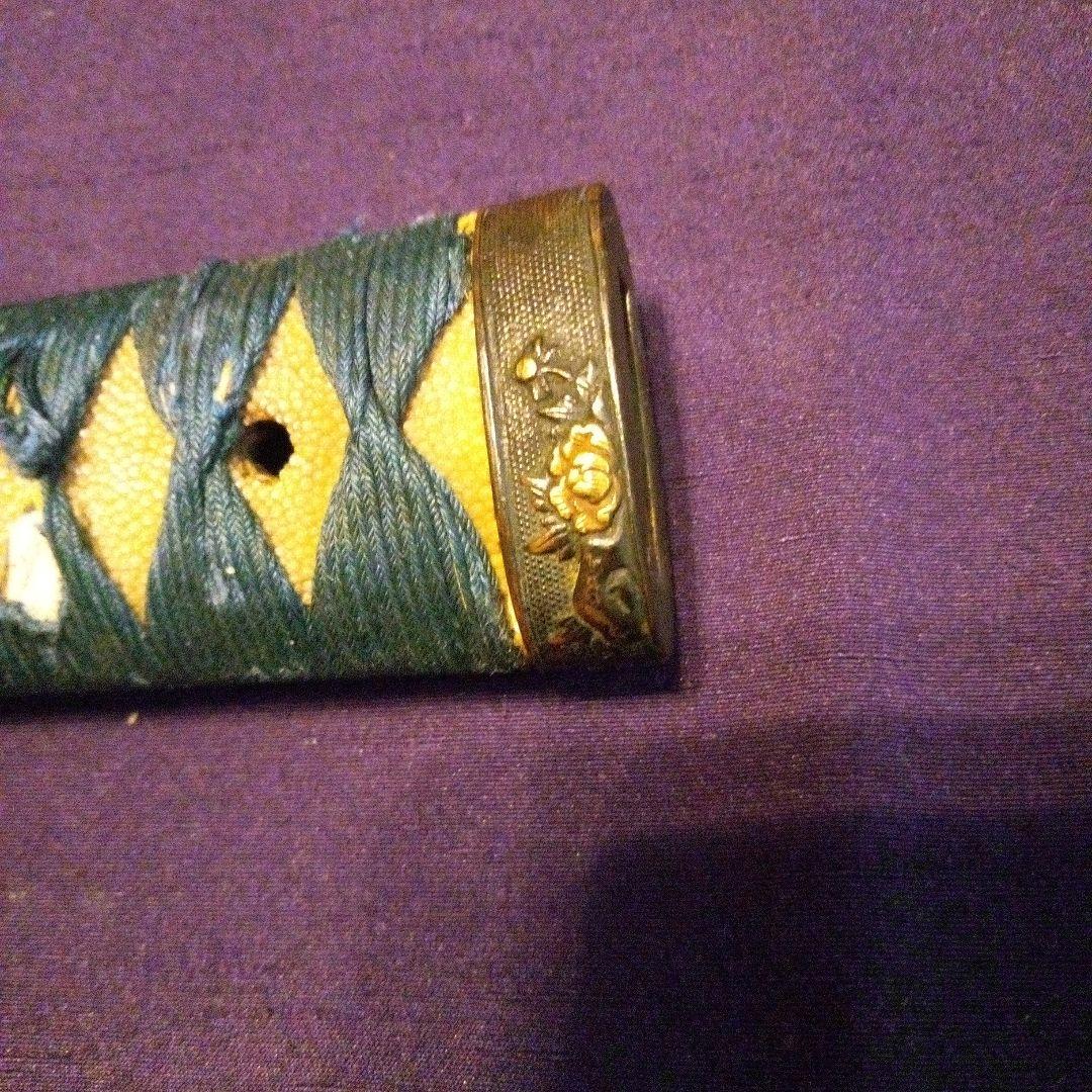 赤銅縁頭に孔雀と牡丹