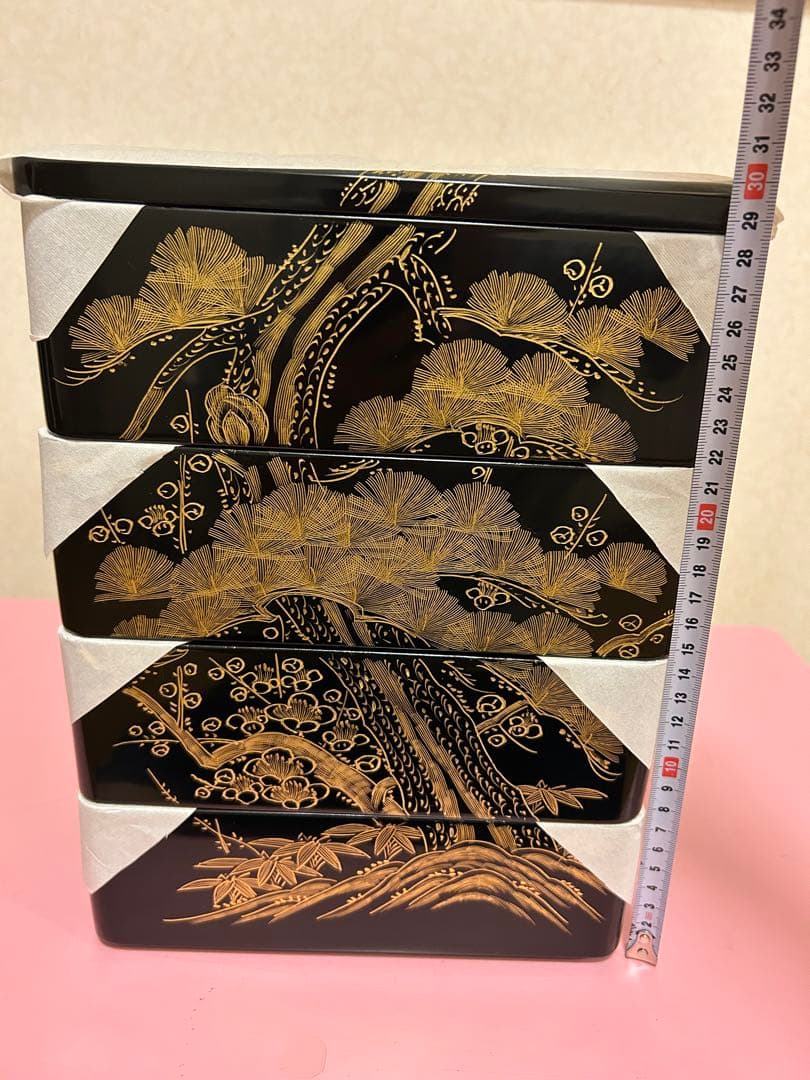 【未使用】木製漆塗　4段　七五重箱　続き柄　老松　沈金　木箱付き