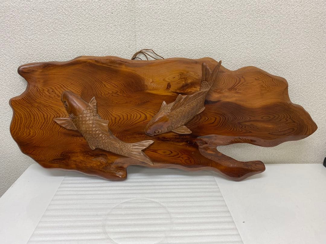 3-3292 屋久杉で作られた鯉の木彫りの工芸品・壁掛
