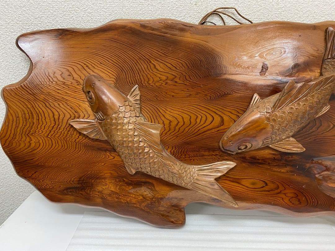 3-3292 屋久杉で作られた鯉の木彫りの工芸品・壁掛