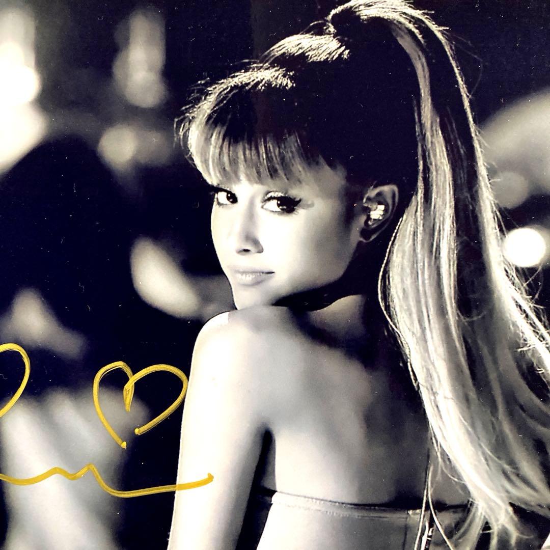 アリアナ・グランデ直筆サイン入り超大型写真…Ariana Grande