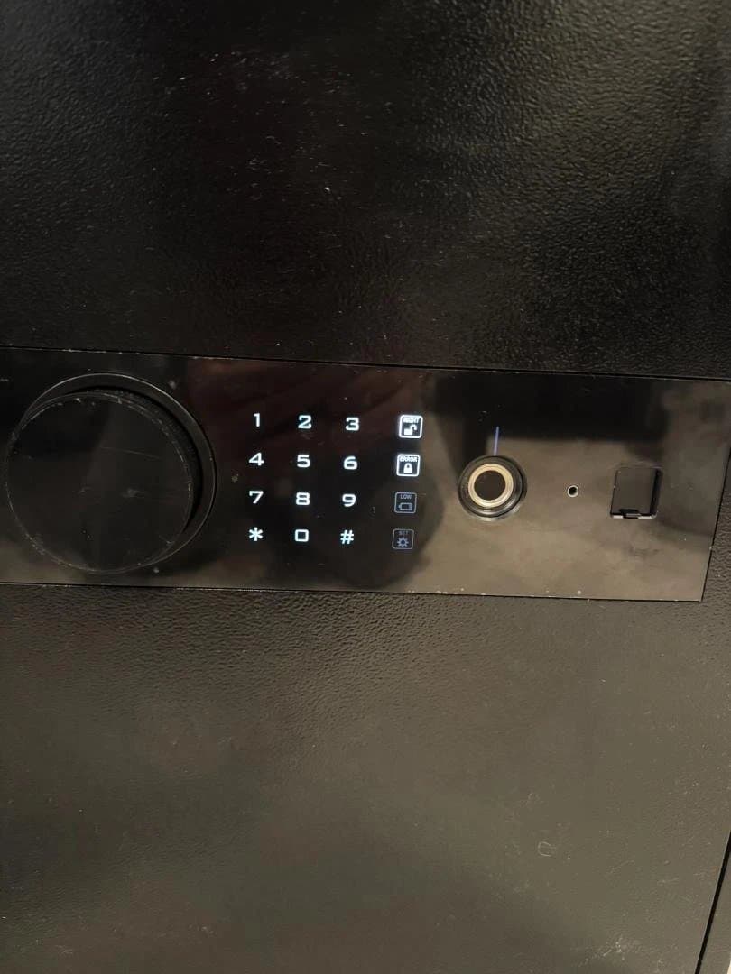 電子金庫 タッチパネル指紋認証 39L アラーム付き 壁付け可 ONE STEP