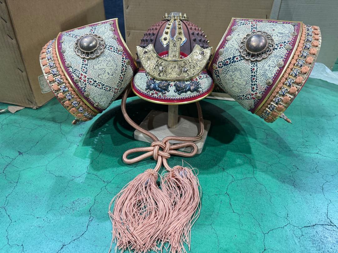 装飾的な金属製の鍔