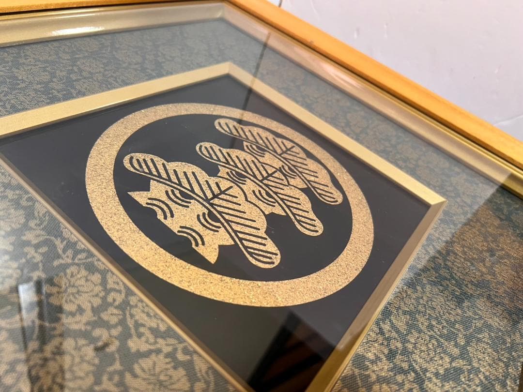 特注 家紋 丸に右三階松 ラメチップゴールド 金属製