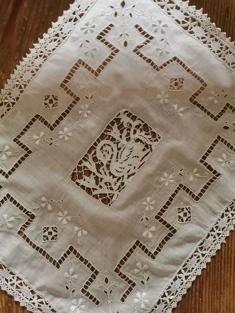 アンティーク 花咲く水辺の白鳥 オープンワーク アイレット花刺繍 レースパネル