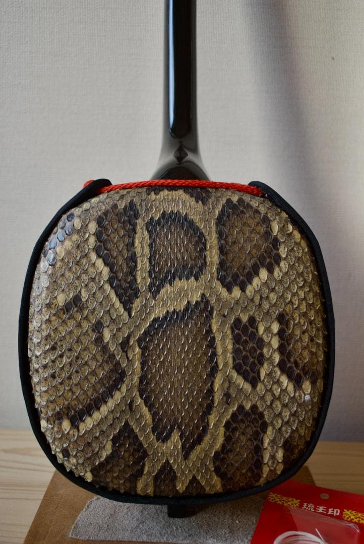 三線　沖縄　本皮強化張り 爪、ハードケース付　三味線　送料込み