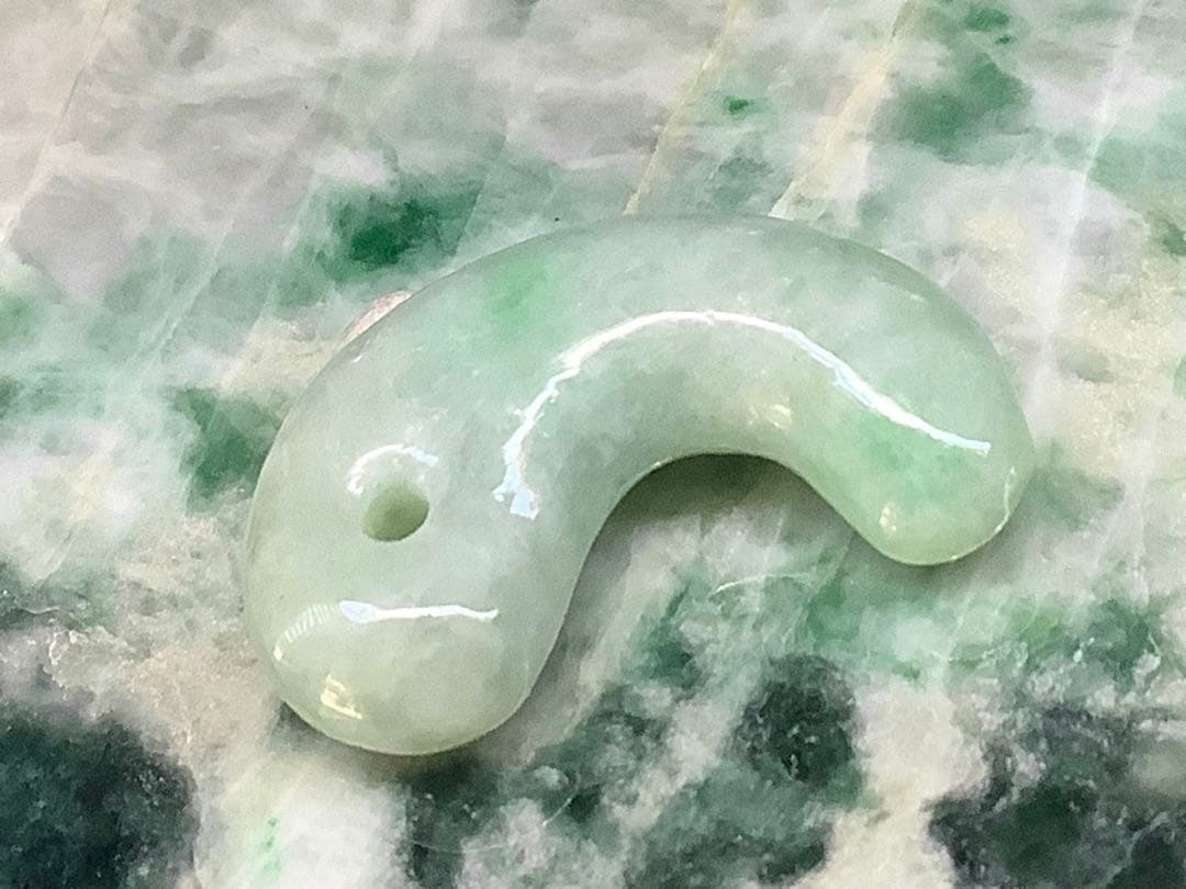 ✳極上高額翡翠勾玉‼️ 糸魚川翡翠ジェダイト　本物の守護石お守り　鑑別書付本物を‼️