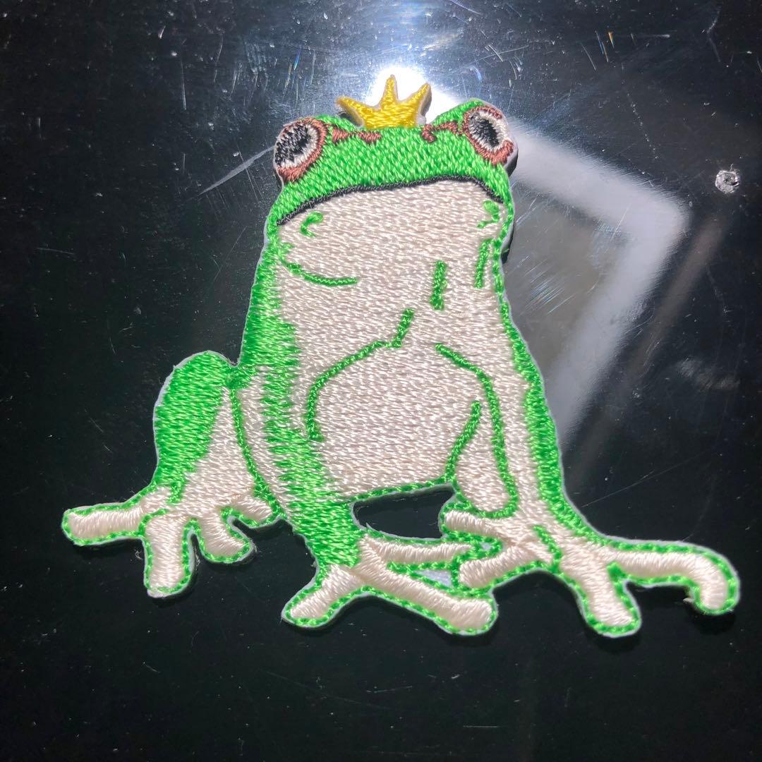 KA40B 王様　王冠　ラッキー✼お金が☾ カエル☘蛙⚡ワッペン❦ 幸運を呼ぶ✪