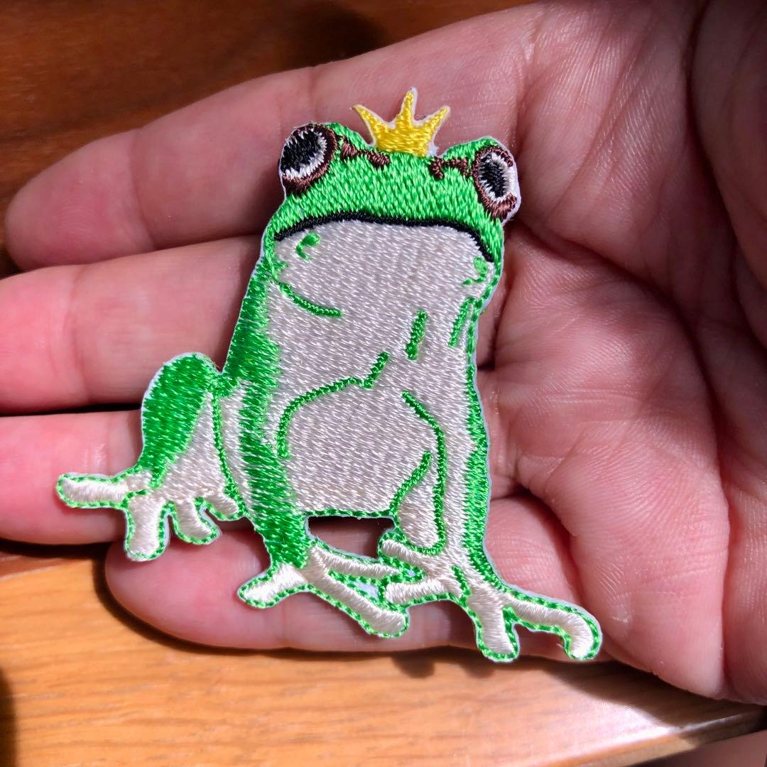 KA40B 王様　王冠　ラッキー✼お金が☾ カエル☘蛙⚡ワッペン❦ 幸運を呼ぶ✪
