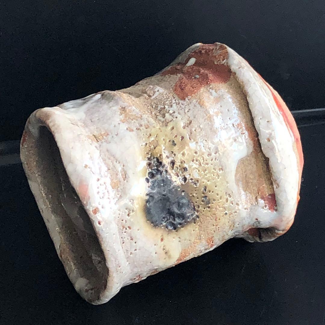 美しい古美術品◼️蔵から見事にくねくねした雰囲気の良い茶碗が出てきました。茶道具