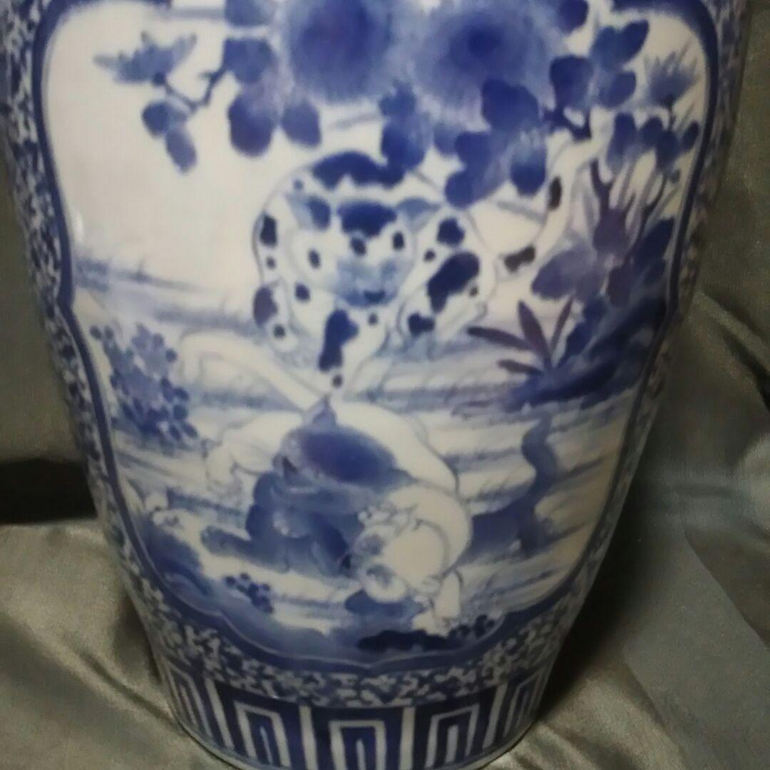 お値引き 古伊万里 大きな壺 白抜き蛸唐草模様に猫が三匹