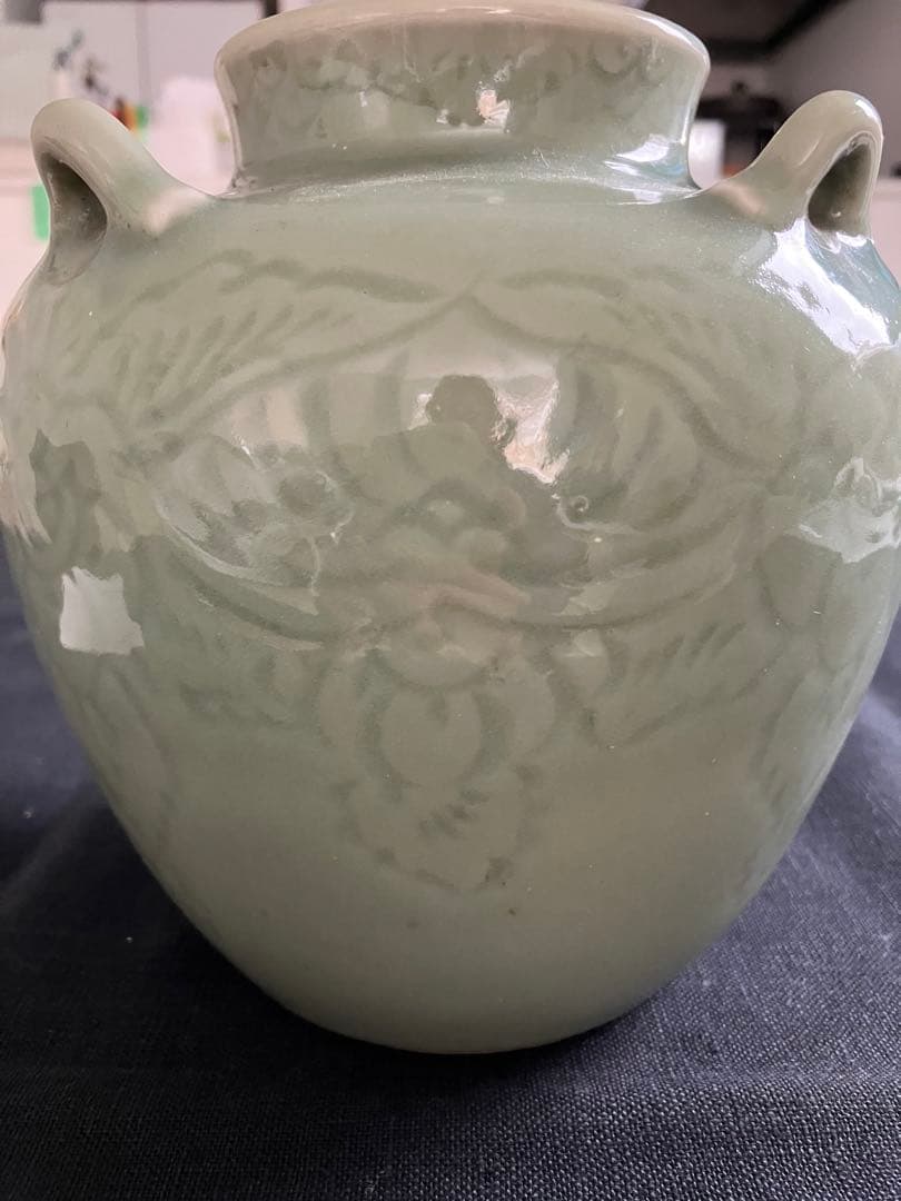 高麗青磁の花模様の壺