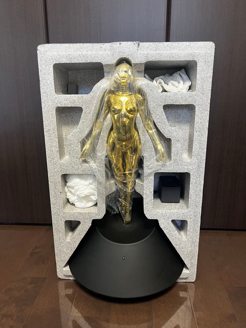 Sexy Robot floating _1/4 scale gold 空山基