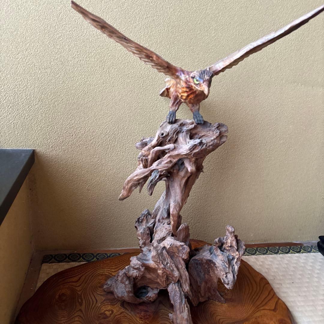木彫り　鷹　台座付き