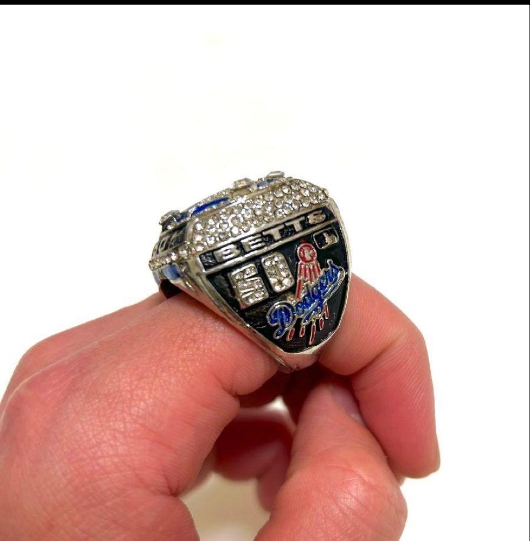 お正月のプレゼントに❗️ドジャース￼大谷記念ボールとチャンピオンリング+生写真