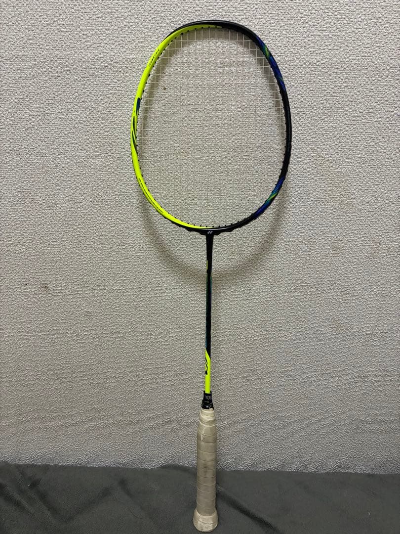 バドミントンラケット　アストロクス77