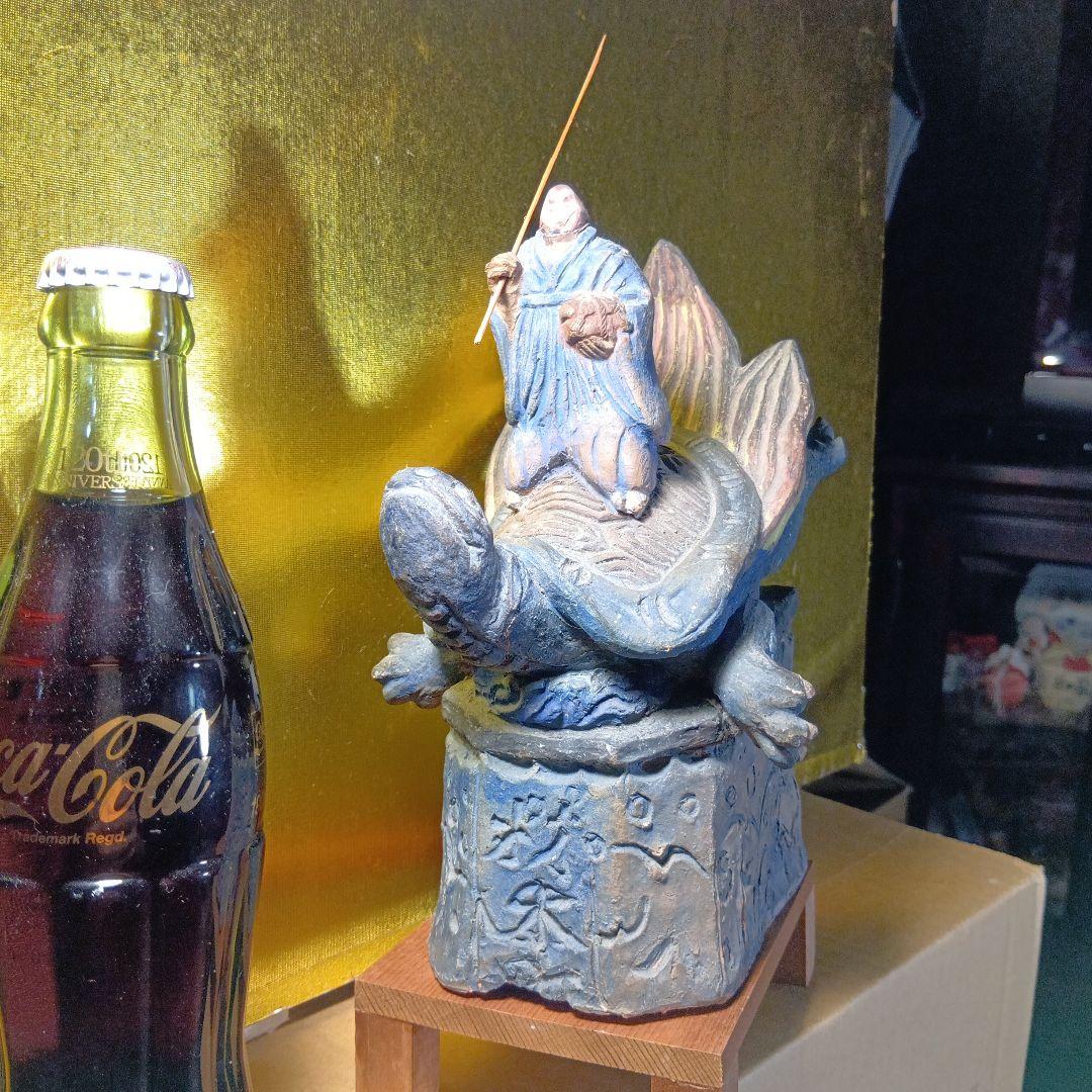 亀の上に立つ人物像 置物